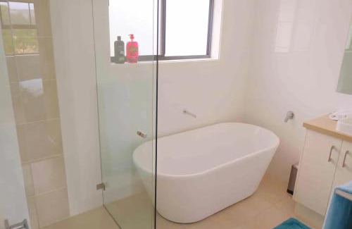 Kellyville House | Kellyville Spacious Modern House Park&Lake