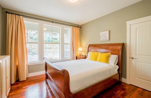 Southwest Mission House | Kelowna Spacious 2 Bedroom House