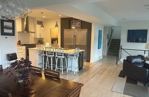 North Glenmore House | Kelowna winter getaway on Knox Mountain minutes from downtown.