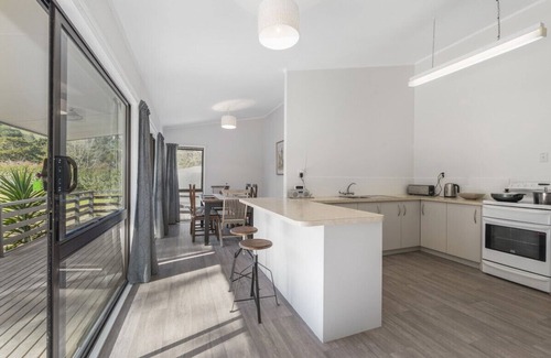 Matakana Cottage | Kereru Retreat - Matakana Holiday Home