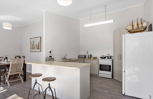 Matakana Cottage | Kereru Retreat - Matakana Holiday Home