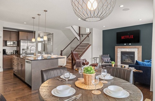 Southwest Edmonton House | Keswick Luxury Home King Bed 2 Living Rooms