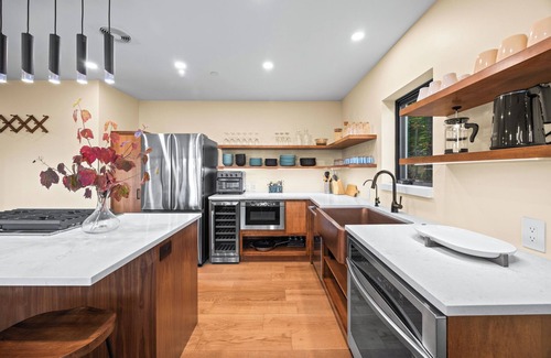 Bluff Point House | Keuka Lookout- A modern perch above Keuka Lake