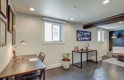 Edgewater House | Kick back and relax in this stylish W