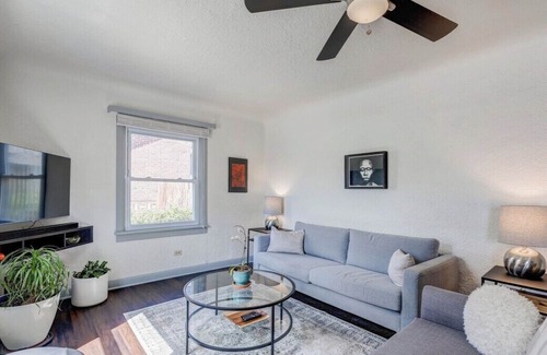 Edgewater House | Kick back and relax in this stylish W