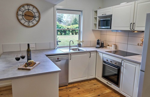 Cooranbong Cabin | Kick back in a calm, stylish space in the foothills of the Watagan Mountains