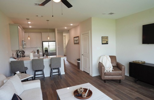 Stephenville House | “Kick Off Your Boots” NEW 2025 LUXURY Townhome walking distance to Tarleton.