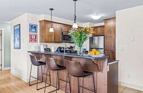 Golden Apartment | Kicking Horse Gem for 6 | Near Gondola + Hot Tub!