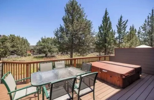 Redmond House | Kid friendly Eagle Crest Townhome w/private Hottub