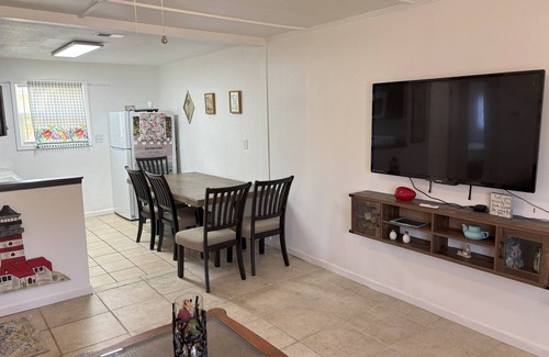 Gulf Breeze House | Kid-Friendly/Walk to Playground 2-bedroom house in Gulf Breeze with WiFi and AC