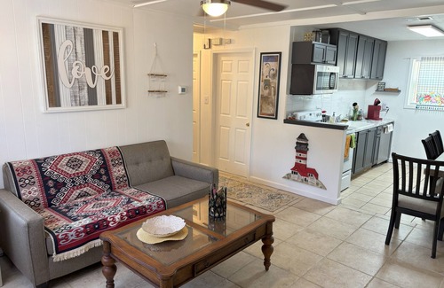 Gulf Breeze House | Kid-Friendly/Walk to Playground 2-bedroom house in Gulf Breeze with WiFi and AC
