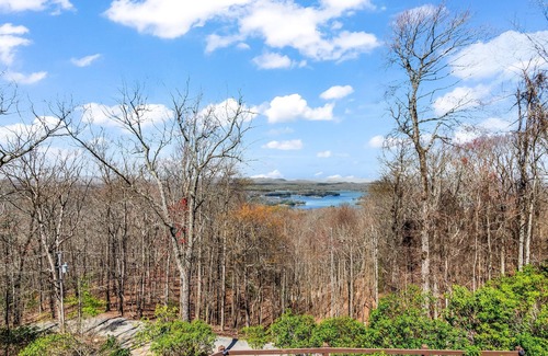 Ridges Over the Lake Ski Chalet | Killer Views of Lake + Pickleball + Hot Tub + Private