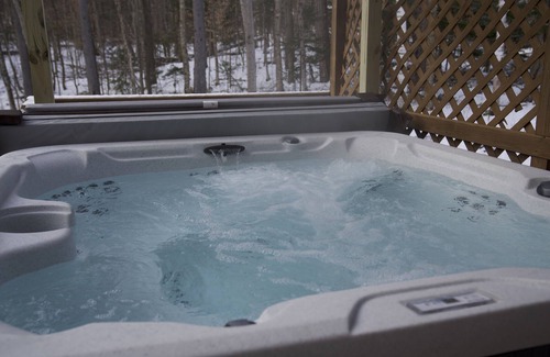 Killington Cabin | Killington Mountain Home! HotTub & 5 min to Skiing! 3 Bedroom Home by RedAwning