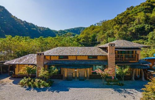 Gimsatgat House | Kim Satgat Heukjib Yiyagi