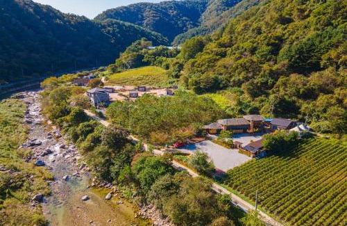 Gimsatgat House | Kim Satgat Heukjib Yiyagi