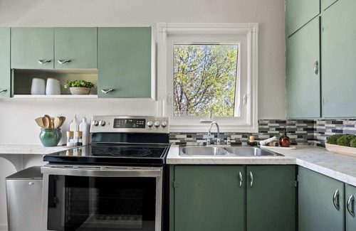 Sylvan Lake House | Kinepik Cottage Sunroom with Beach Access