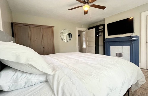 Carnegie House | King and queen bed, entire house, dogs welcome