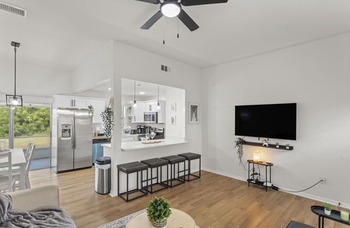 Kissimmee House | King bd/Modern Home sleeps 8 w/private backyard