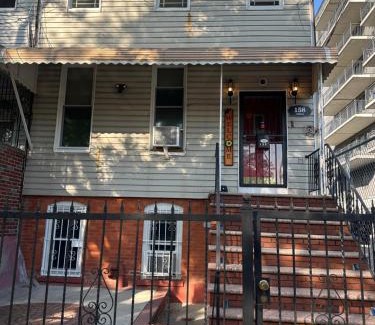 East New York House | King Bed 15 mins from JFK, near subway, early luggage drop off