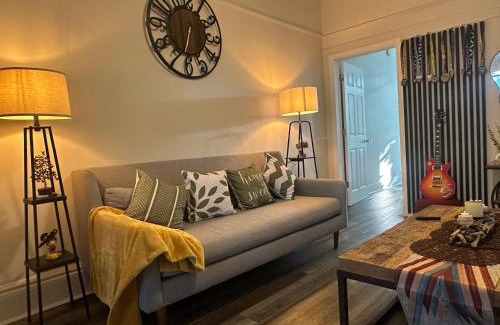 East New York House | King Bed 15 mins from JFK, near subway, early luggage drop off