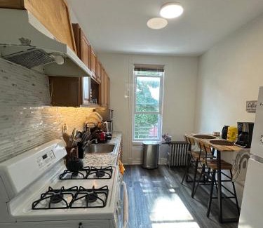 East New York House | King Bed 15 mins from JFK, near subway, early luggage drop off