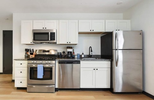 Lower Lawrenceville Apartment | King Bed, 2 Desks, Fast WiFi, Lively Lawrenceville