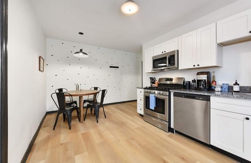 Lower Lawrenceville Apartment | King Bed, 2 Desks, Fast WiFi, Lively Lawrenceville