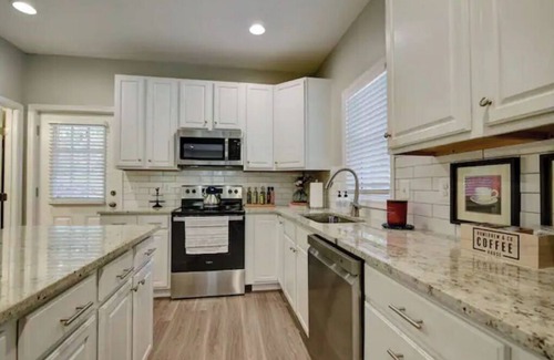 Leesburg House | King Bed 3 Bedroom New Farmhouse