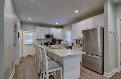 Leesburg House | King Bed 3 Bedroom New Farmhouse