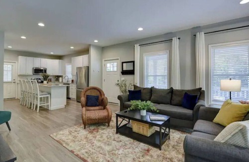 Leesburg House | King Bed 3 Bedroom New Farmhouse