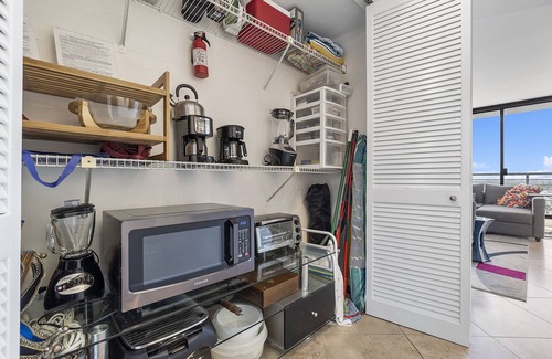 Downtown Hollywood Condo | KING BED, 30+ DAYS, WORKSTATION, FAST WI-FI, 1 MILE TO BCH, W/D, FULL KITCHEN