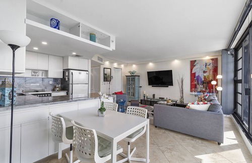 Downtown Hollywood Condo | KING BED, 30+ DAYS, WORKSTATION, FAST WI-FI, 1 MILE TO BCH, W/D, FULL KITCHEN