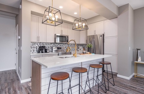 Fort Gary House | King Bed Astounding Cinematic Sunset in trendy location, South City