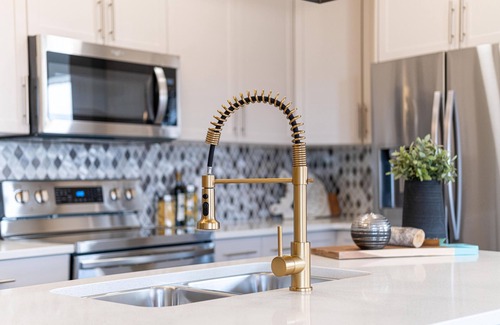 Fort Gary House | King Bed Astounding Cinematic Sunset in trendy location, South City