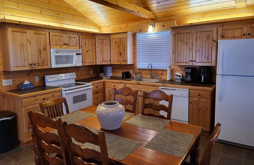 Mammoth Creek Cabin | King Bed - Clear Creek Escape Historic Panguitch Lake cabin spacious for up to 11