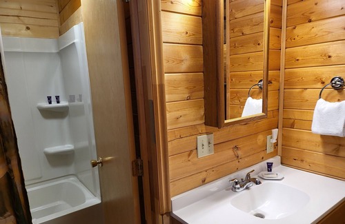 Mammoth Creek Cabin | King Bed - Clear Creek Escape Historic Panguitch Lake cabin spacious for up to 11