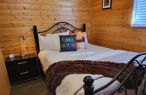 Mammoth Creek Cabin | King Bed - Clear Creek Escape Historic Panguitch Lake cabin spacious for up to 11