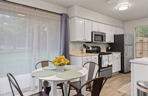 University Park House | King Bed, Coffee & Tea Bar, 50" SmartTV, EV Charging NEMA 14-50 Outlet