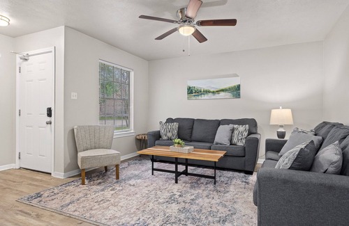 University Park House | King Bed, Coffee & Tea Bar, 50" SmartTV, EV Charging NEMA 14-50 Outlet