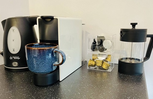 San Lorenzo Apartment | King Bed Corner Oasis @ Greenbelt