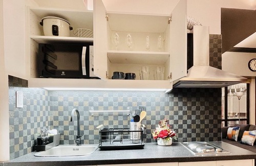 San Lorenzo Apartment | King Bed Corner Oasis @ Greenbelt