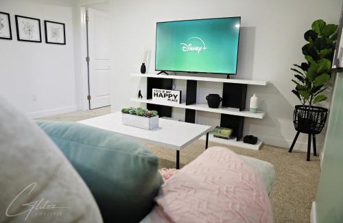 Southwest Edmonton House | King Bed,Disney,Long Stays,Garage,Airport