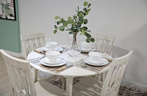 Southwest Edmonton House | King Bed,Disney,Long Stays,Garage,Airport