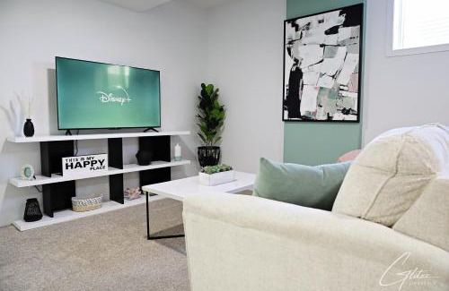 Southwest Edmonton House | King Bed,Disney,Long Stays,Garage,Airport