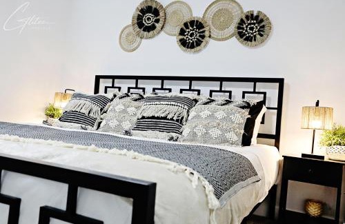 Southwest Edmonton House | King Bed,Disney,Long Stays,Garage,Airport