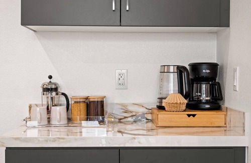 Roseville - Fleet Ridge Apartment | King Bed, EV Charger, Sleeps 8, Balcony, Laundry