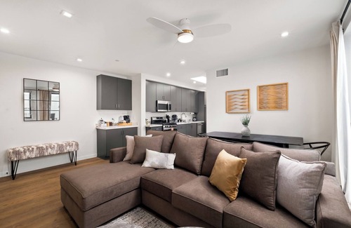 Roseville - Fleet Ridge Apartment | King Bed, EV Charger, Sleeps 8, Balcony, Laundry