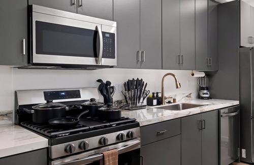 Roseville - Fleet Ridge Apartment | King Bed, EV Charger, Sleeps 8, Balcony, Laundry