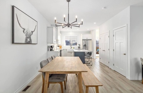 Southeast Calgary House | King Bed| Family/Pet Friendly| Fenced Yard| 5 min S. Health