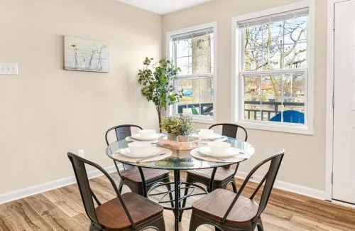 Warsaw Apartment | King Bed Fast Internet 2 Full Baths